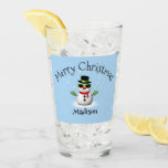 Guay Snowman Merry Christmas Personalizado<br><div class="desc">Guay Snowman Merry Christmas Winter Custom nombre Beber vidrio. Personalizar lindo y único Drinkware. Ilustracion de un muñeco de nieve fresco con gafas de sol y guantes verdes,  bufanda roja y sombrero de top negro sobre azul claro.</div>