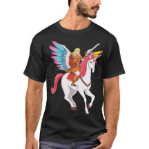 Guerrero de la fantasía en camiseta de unicornio
