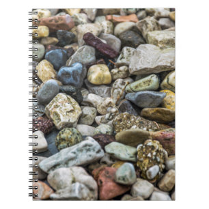 Guijarros en un cuaderno de la playa