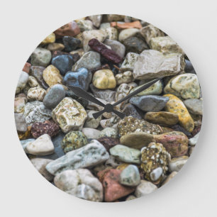 Guijarros en un reloj de pared de la playa