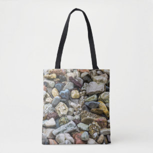 Guijarros en una bolsa de asas de la playa