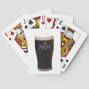 Guinness Pint jugando cartas