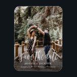 Guión de pincel elegante Guardar el imán de fecha<br><div class="desc">Comparte tu fecha boda con estilo con este elegante y único imán de fotos boda estilo guión de brocha. Una fecha única ahorra la perfecta para cualquier pareja recién contratada.</div>