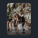 Guión de pincel elegante Guardar el imán de fecha<br><div class="desc">Comparte tu fecha boda con estilo con este elegante y único imán de fotos boda estilo guión de brocha. Una fecha única ahorra la perfecta para cualquier pareja recién contratada.</div>