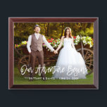 Guión de pincel Nuestra aventura comienza placa de<br><div class="desc">Guión de pincel moderno Nuestra aventura comienza Boda de pareja</div>