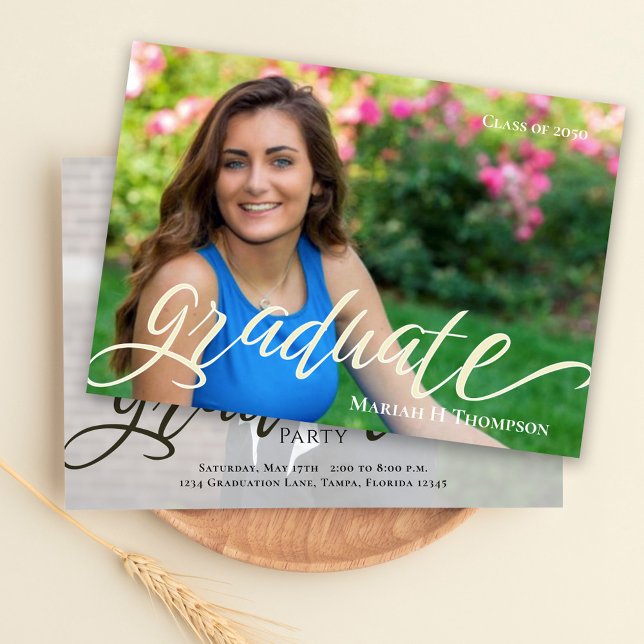 Guión de plantilla de fotografía simple para gradu (Modern simple graduation photo card with elegant script, perfect for announcements and keepsakes.)