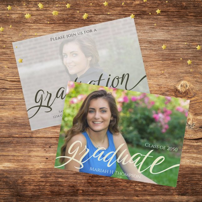 Guión de plantilla de fotografía simple y moderna  (Graduation photo invitation template with stylish calligraphy script.)