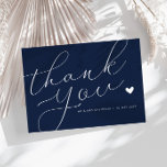 guión elegante boda azul marino tarjeta de agradec<br><div class="desc">Una tarjeta de agradecimiento boda moderna con un guión blanco maravilloso en color azul marino. Añade un mensaje personal de agradecimiento a tus invitados.</div>