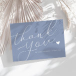 guión elegante boda azul polvoriento tarjeta de ag<br><div class="desc">Una tarjeta de agradecimiento boda moderna con un guión blanco maravilloso en un color azul polvoriento. Añade un mensaje personal de agradecimiento a tus invitados.</div>