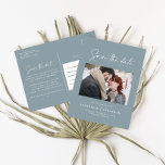 Guión informal moderno b anuncio de boda tipográfi<br><div class="desc">El elegante guión moderno de la elegante boda tipográfica ahorra la postal de la fecha. Diseño moderno y minimalista. Se pueden personalizar colores polvorientos azules y blancos.</div>