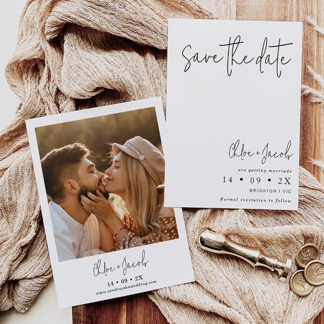 Guión Minimalista blanco negro Guardar la tarjeta  (Minimalist wedding save the date featuring some modern calligraphy text and couples photo. )