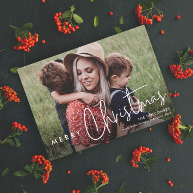 Guión moderno Feliz Navidad Simple Foto (Modern Script Merry Christmas Photo Holiday Card with Handwritten Typographic Overlay.)