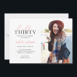 Guión moderno y geométrico trigésimo cumpleaños<br><div class="desc">Guión moderno y invitación geométrica de 30 años. Se puede cambiar el color del patrón de retroceso geométrico.</div>
