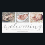 Guión plateado de bienvenida | Anuncio de nacimien<br><div class="desc">Esta sencilla y moda tarjeta de foto de 3 fotos de nacimiento incluye un collage con letras de guiones extravagantes que resaltan su nueva llegada. Tenga en cuenta que no se trata de un Relieve metalizado metálico real y que se imprimirá sin formato.</div>