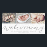 Guión plateado de bienvenida | Anuncio de nacimien<br><div class="desc">Esta sencilla y moda tarjeta de foto de 3 fotos de nacimiento incluye un collage con letras de guiones extravagantes que resaltan su nueva llegada. Tenga en cuenta que no se trata de un Relieve metalizado metálico real y que se imprimirá sin formato.</div>