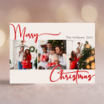 Guión Rojo Feliz Año De Navidad En Reseña 3 Foto<br><div class="desc">Celebra la temporada con este guión rojo festivo Feliz año de Navidad en la revisión de 3 tarjeta de vacaciones fotográficas con un toque de elegancia. El diseño de la moda se caracteriza por una paleta de colores simple en rojo y blanco que evoca el espíritu acogedor del invierno. Su...</div>