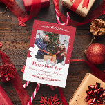 Guión rojo un Navidad fotográfico, tarjeta de Navi<br><div class="desc">Esta elegante y minimalista tarjeta postal de vacaciones de Feliz Navidad, roja y blanca, con un guión escrito a mano, ofrece un lugar para una de tus fotos personales favoritas y tu mensaje personal. Personalizar la parte posterior de la tarjeta con tu texto especial. Se puede enviar a la familia...</div>