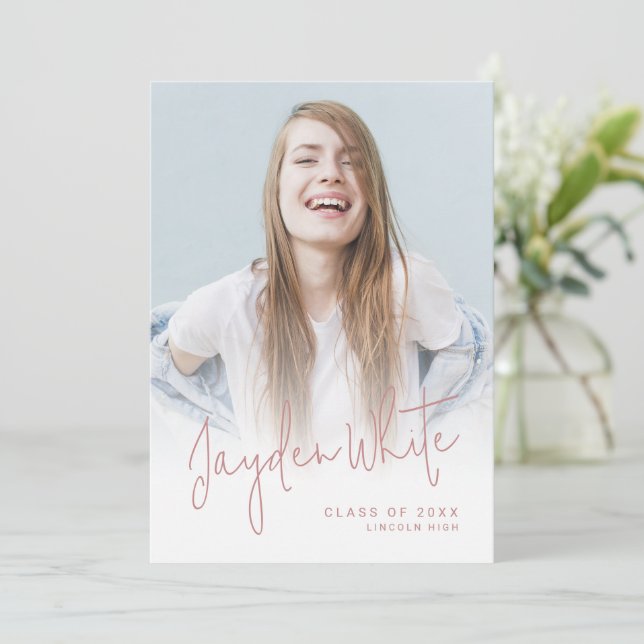 Guión rosa moderno 4 Invitación de graduación de f (Anverso de pie)