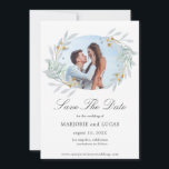 Guirnalda Gentle Botanics ⎥ Tarjeta de Anuncio de<br><div class="desc">Nuestra suave colección botánica presenta un suave follaje en acuarela en verde claro, azul turquesa y dorado, combinado con marcos dorados y fondo azul turquesa para una colección de boda perfectamente elegante. Puedes encontrar artículos que se complementan para tu experiencia de boda completa, pero también manualidades, regalos y algunos artículos...</div>