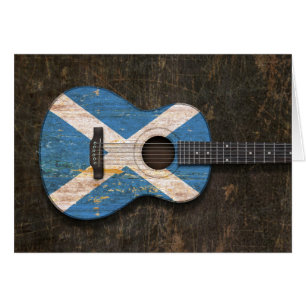 Guitarra acústica rasguñada y llevada de la