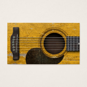 Guitarra acústica vieja envejecida y llevada con
