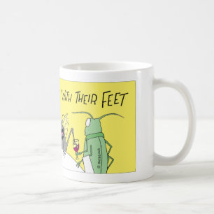 Gusto de las moscas con su taza de café de los
