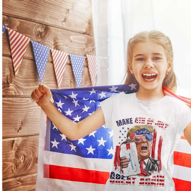 Hacer el 4 de julio grande de nuevo - camiseta de  (Make 4th of July Great Again Girls' T-shirt, Featuring a Vibrant Caricature of Donald Trump.)