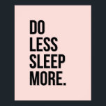 Hacer menos - Rastreador de Posters anti-Inspirado<br><div class="desc">"Do less Sleep More" - poster de citas de desmotivación anti-inspiradora, con un diseño tipográfico elegante en rosa bebé y negro. Esto hace un gran regalo de chiste para el adicto al trabajo que necesita bajar la velocidad, un jubilado reciente, cualquier persona en el mundo corporativo, o simplemente algo genial...</div>