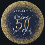 Haciendo que 50 se vea bien el botón de cumpleaños<br><div class="desc">Hacer que 50 parezca un regalo personalizado de cumpleaños tipográfico de buena edad. La vida empieza a los cincuenta, muestra lo feliz que eres de estar en tus cincuenta años con este diseño, ideal para una fiesta de cumpleaños o celebración de fin de semana. Haz que sea un fiesta recordar...</div>