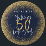 Haciendo que 50 se vea bien el botón de cumpleaños<br><div class="desc">Hacer que 50 parezca un regalo personalizado de cumpleaños tipográfico de buena edad. La vida empieza a los cincuenta, muestra lo feliz que eres de estar en tus cincuenta años con este diseño, ideal para una fiesta de cumpleaños o celebración de fin de semana. Haz que sea un fiesta recordar...</div>
