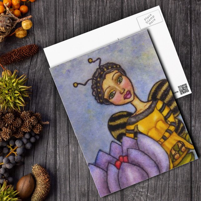 Hada de abeja burbujeante en postal de flores (Pretty Bumble Bee Fairy sitting on purple flower on blue yellow postcard.)
