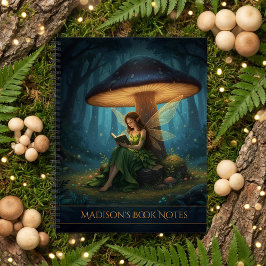 Hada nocturna encantada leyendo un cuaderno de not