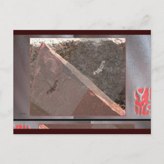 Halcones encima de la tarjeta postal de piedra roj