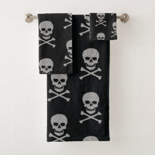 Halloween con calaveras plateadas y cruces