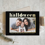 Halloween con fotos en blanco y negro de Jack-o'-l<br><div class="desc">¡Feliz Halloween! Envíe saludos de Halloween a la familia y amigos con esta tarjeta de personalizable de Halloween. Presenta una tipografía retro audaz y un acento de calabaza. Personalice agregando sus detalles. Esta tarjeta de fotos de Relieve metalizado dorado de Halloween está disponible en otros colores. Los elementos coincidentes están...</div>