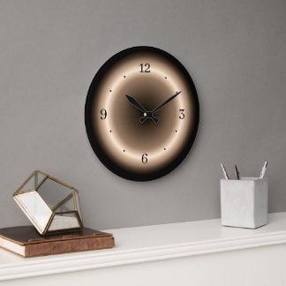 Halo atmosférico de crema en reloj de pared marrón