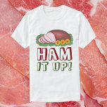 HAM IT UP Funny Navidades Sweater Fiesta<br><div class="desc">La camiseta presenta un ilustracion original de marca de un jamón de vacaciones glaseado en una bandeja con piñas. HAM IT UP está impreso bajo una divertida letra borgoña y verde, con MERRY NAVIDAD en la parte trasera. ¡Genial para un fiesta suéter fea! Este diseño también está disponible en otros...</div>