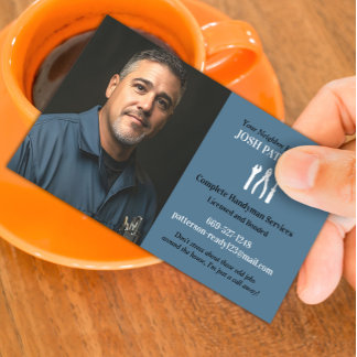 Handyman con tarjeta de visita fotográfica