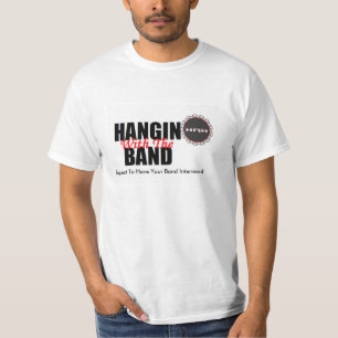 Hangin con la camisa de la banda