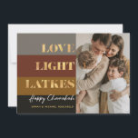 Hanukkah Gold Love Light Latkes Personalizado Phot<br><div class="desc">Nuestra tarjeta Hanukkah / Chanukah Gold Love Light Latkes es una manera elegante y elegante de compartir tus deseos Hanukkah/ Chanukah con amigos,  familia y clientes! Con espacio para que puedas personalizar con tu nombre y foto. ¿Consultas? envíenos un mensaje o envíe un correo electrónico a bestdresssedbread@gmail.com. ¡¡Feliz Chanukah!!</div>