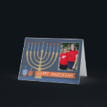 Hanukkah ilumina la tarjeta de felicitación con fo<br><div class="desc">¡Comparte una foto de tu familia en este hermoso diseño para Hanukkah!</div>