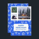HANUKKAH PERSONALIZADO 3 FOTOS Menorah Star Holida<br><div class="desc">Personalizar esta tarjeta plana añadiendo tu propio texto y fotos en la parte delantera o trasera. Hay una rejilla delante de las fotos que facilita el uso de las fotos de tamaño que tengas y mantenerlas alineadas y en formato cuadrado. Puede eliminar la cuadrícula o cambiar los colores o el...</div>