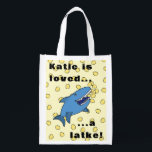 Hanukkah Shark Bolsa reutilizable para la compra d<br><div class="desc">Hanukkah Latke Shark Reusable Grocery Bag Todos los elementos de diseño se pueden editar y/o transferir a otros productos Zazzle. El texto se puede editar. Usa tu estilo de fuente, color y tamaño favoritos. ¡Feliz Chanukah! Estilo: Bolsa reutilizable ¡Vamos verde y salve el planeta con nuestra bolsa de comida reutilizable!...</div>