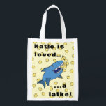 Hanukkah Shark Bolsa reutilizable para la compra d<br><div class="desc">Hanukkah Latke Shark Reusable Grocery Bag Todos los elementos de diseño se pueden editar y/o transferir a otros productos Zazzle. El texto se puede editar. Usa tu estilo de fuente, color y tamaño favoritos. ¡Feliz Chanukah! Estilo: Bolsa reutilizable ¡Vamos verde y salve el planeta con nuestra bolsa de comida reutilizable!...</div>