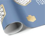 Hanukkah Wrapping Papel negro/oro Diversión person<br><div class="desc">Hanukkah "Black and Gold Bonito" Espero que te guste mi nuevo envoltorio de regalo "Black and Gold Bonito" con dreidel y estrellas esparcidas por ahí para bonito tus regalos:) Elige entre 4 estilos y 5 tamaños de papel envuelto. Cambie el color de fondo y personalice más el texto. Usa tu...</div>
