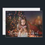 Happy Hanukkah Photo Personalized Name<br><div class="desc">Este diseño de vacaciones muestra tu foto favorita con el texto "Happy Hanukkah" y tu apellido en un moderno overlay de tipografía blanca. Al revés hay un patrón de quatrefoil de coral y oro. Personalice editando el texto en los cuadros de texto proporcionados y añadiendo su propia foto. #hanukkah #chanukah...</div>