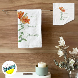 Hay belleza en la flor blanca suave y creciente