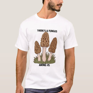 Hay un hongo entre la camiseta graciosa de nosotro
