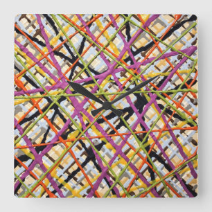 Haystack en el reloj de pared morado