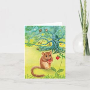 Hazel Dormouse comiendo fresa silvestre